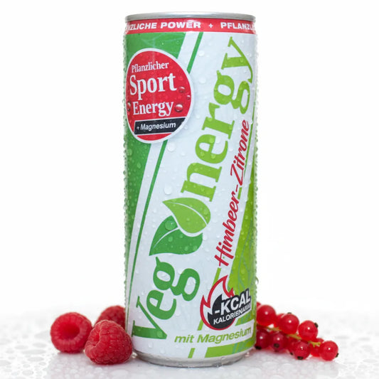 Vegenergy Energy Drink Himbeer-Zitrone in grüner Dose, frontal zentriert, umgeben von Himbeeren und Zitronen