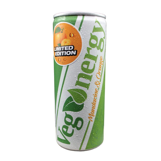 Zentral platzierte Vegenergy Mandarine & Orange Limited Edition Dose – vegane Erfrischung mit fruchtigem Geschmack und funktionaler Energie.