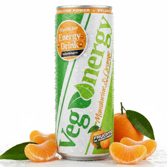 Vegenergy Energy Drink Mandarine & Orange in grüner Dose, frontal zentriert, umgeben von Mandarinen und Orangen