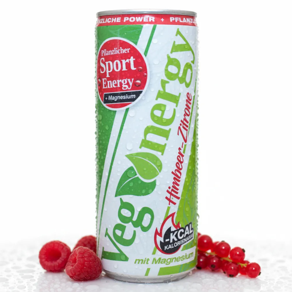 Vegenergy Energy Drink Himbeer-Zitrone in grüner Dose, frontal zentriert, umgeben von Himbeeren und Zitronen