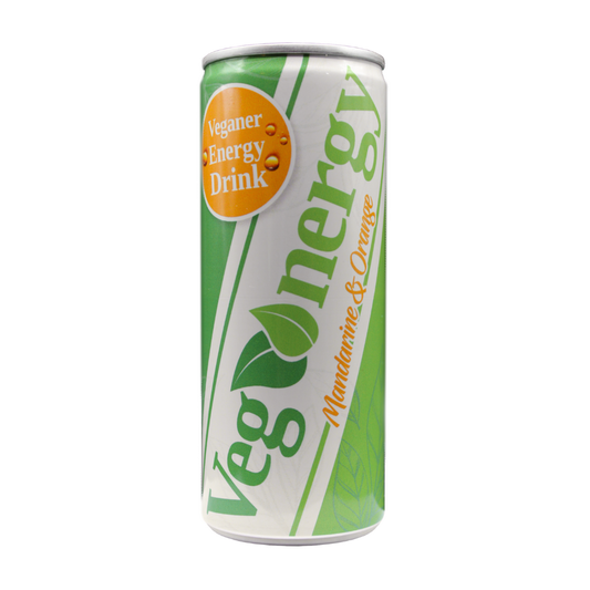 Zentral platzierte Vegenergy Mandarine & Orange Energy-Drink-Dose – vegane Erfrischung mit fruchtigem Geschmack und funktionaler Energie.