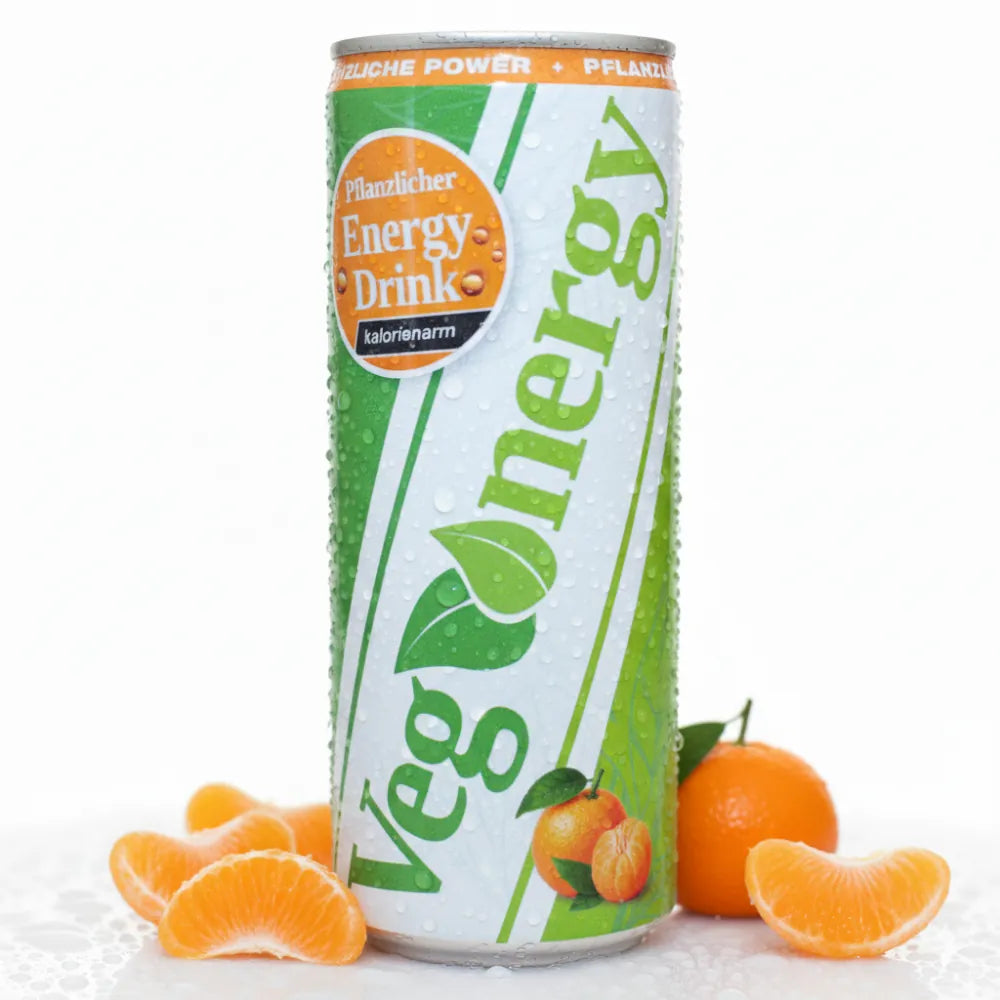 Vegenergy Energy Drink Mandarine & Orange in grüner Dose, frontal zentriert, umgeben von Mandarinen und Orangen