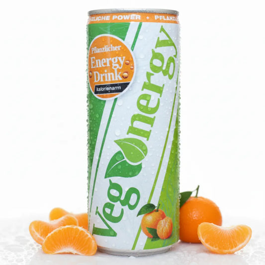 Vegenergy Energy Drink Mandarine & Orange in grüner Dose, frontal zentriert, umgeben von Mandarinen und Orangen