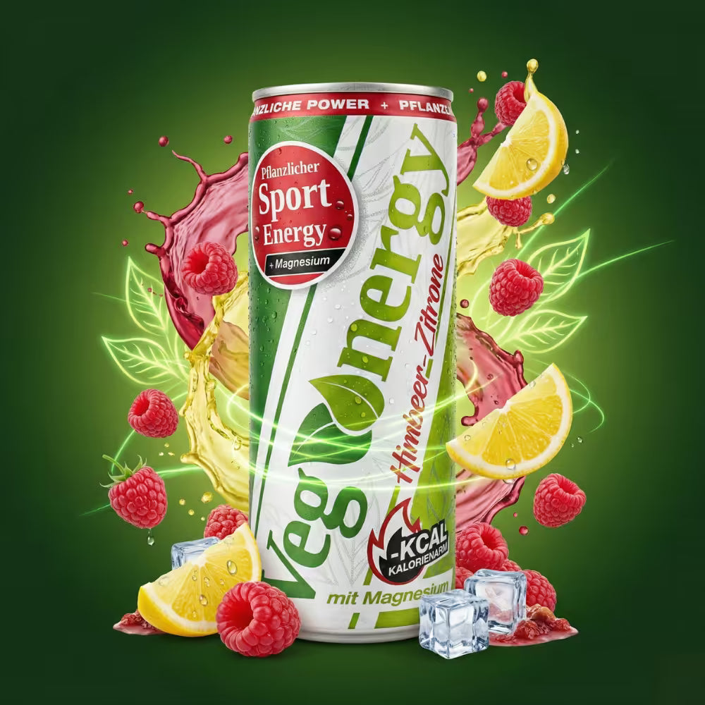 Vegenergy Sport Himbeer Zitrone Dose vor grünem Hintergrund mit Himbeer Zitronen Splash, Beeren, Zitronenscheiben und Eiswürfeln.