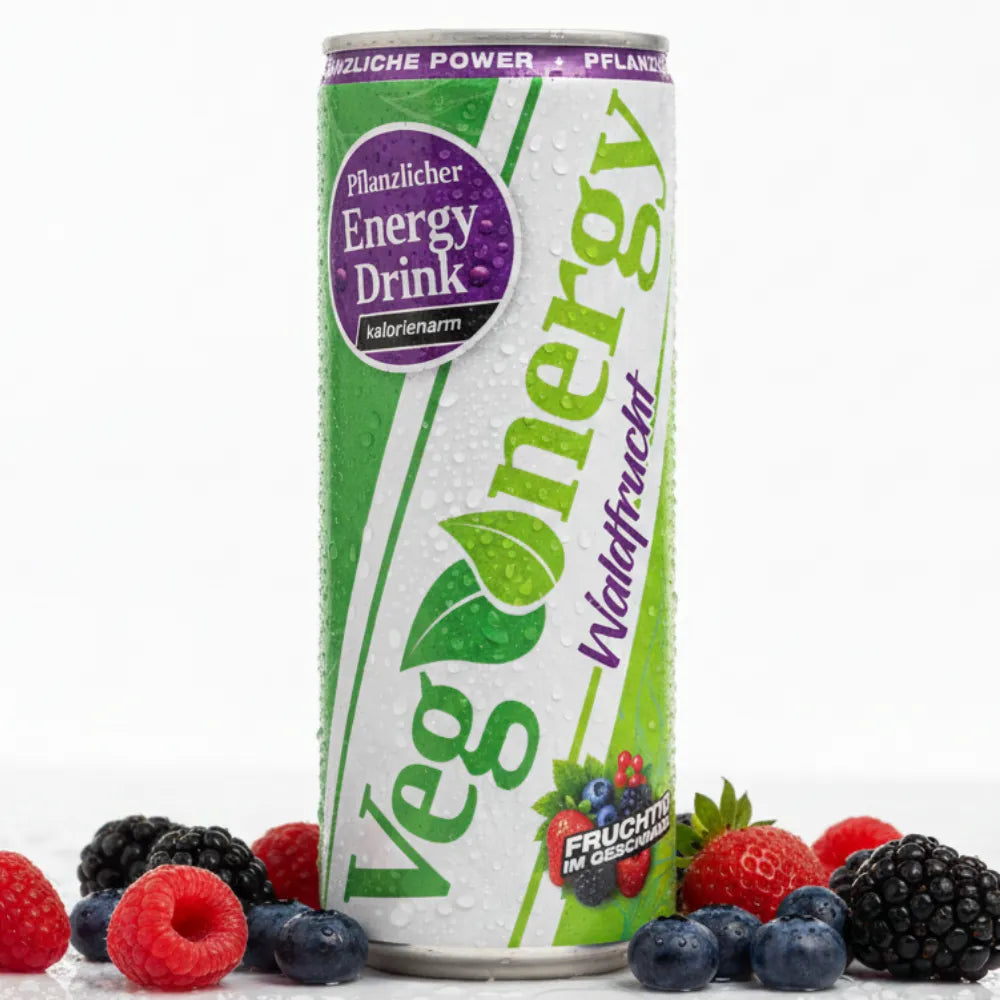 Vegenergy Energy Drink Waldfrucht in grüner Dose, frontal zentriert, umgeben von gemischten Waldbeeren